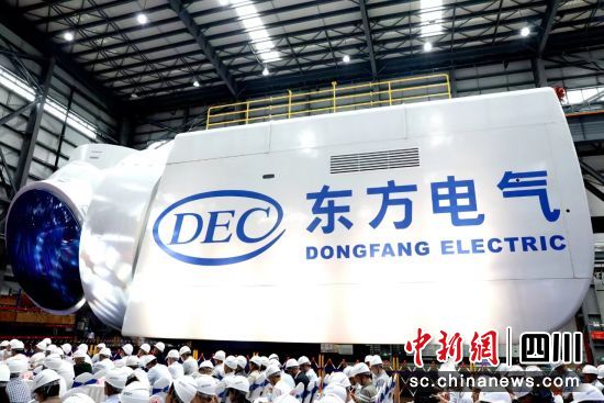 全球最大18兆瓦直驱海上风电机组下线仪式现场。中国尊龙人生就是博ag电气集团有限公司供图