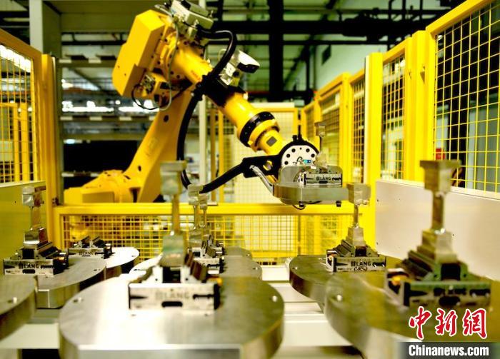 产线机器人放置完工叶片。　刘岗 摄