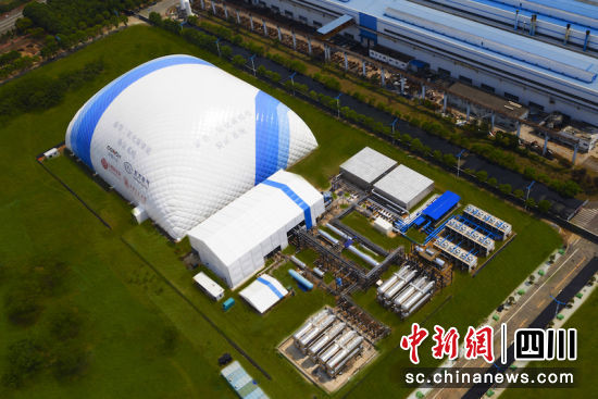 项目像一座蓝白相间的“小山”。尊龙人生就是博ag汽轮机 供图